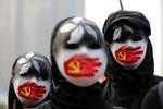 Kina får igen og igen kritik for sin behandling af det muslimske mindretal uighurerne i Xinjiang-provinsen. Her er vi for eksempel ved en demonstration i Hong Kong. Men der sker ingen brud på menneskerettighederne i Xinjiang-provinsen, lyder det fra flere vestlige influencere, som dog er betalt af Kina.  Foto: Lee Jin-man/Ritzau Scanpix