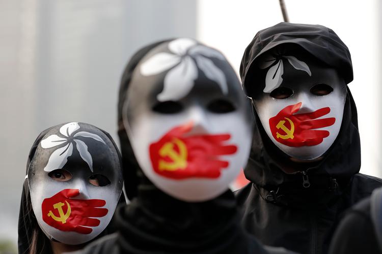 Kina får igen og igen kritik for sin behandling af det muslimske mindretal uighurerne i Xinjiang-provinsen. Her er vi for eksempel ved en demonstration i Hong Kong. Men der sker ingen brud på menneskerettighederne i Xinjiang-provinsen, lyder det fra flere vestlige influencere, som dog er betalt af Kina.  Foto: Lee Jin-man/Ritzau Scanpix