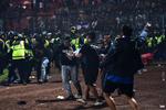 Stadiontragedien i Indonesien lørdag kostede i alt 125 mennesker livet. Foto: Str/Ritzau Scanpix