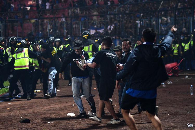 Stadiontragedien i Indonesien lørdag kostede i alt 125 mennesker livet. Foto: Str/Ritzau Scanpix