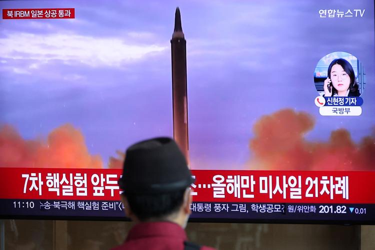 En mand i Sydkoreas hovedstad, Seoul, ser tv-dækningen af Nordkoreas affyring af et missil hen over Japan. Foto: Kim Hong-ji/Ritzau Scanpix