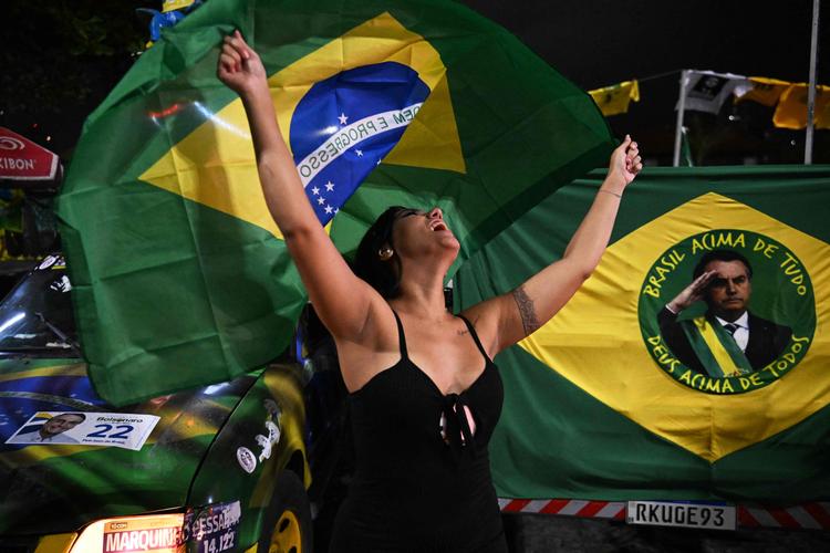    Begejstret Bolsonaro-tilhænger håber på genvalg til præsidenten 30. oktober. Dynamikken er med ham, og andre steder i verden og i Europa går det fremad for højrepopulistiske politikere. Arkivfoto Carl De Souza
