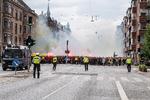 Søndag den 7. august mødtes FCK og Brøndby i Parken, og Brøndbys fans var mødt talstærk op ved Svanemøllen forud for derbyet. Politiet har netop anholdt tre unge mænd for at have frarøvet FCK-fans trøjer og shorts. Billedet har ikke noget med den sag at gøre.   Foto: Kenneth Meyer