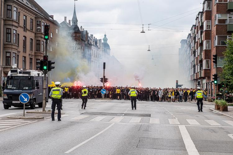 Søndag den 7. august mødtes FCK og Brøndby i Parken, og Brøndbys fans var mødt talstærk op ved Svanemøllen forud for derbyet. Politiet har netop anholdt tre unge mænd for at have frarøvet FCK-fans trøjer og shorts. Billedet har ikke noget med den sag at gøre.   Foto: Kenneth Meyer