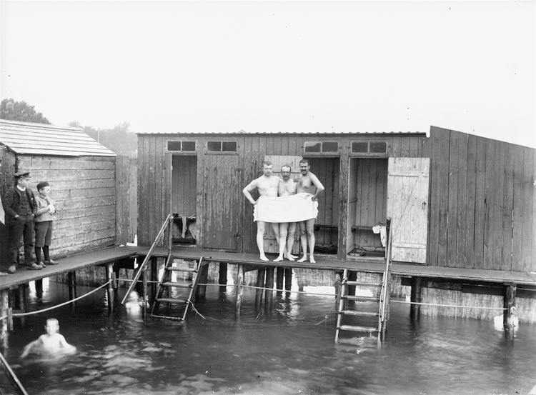 Diskret  sanselighed  mellem mænd. Vi er på Skodsborg Badeanstalt omkring 1900.  Foto fra bogen: Frederik  Riise/Københavns Museum  