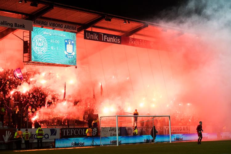 En række Brøndby-fans var ifølge DBU meget aggressive under en kamp i Viborg den 18. september. Det får nu konsekvenser og rammer blandt andet klubben økonomisk.   Foto: Gregers Tycho
