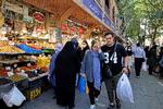 Den Store Bazar i Teheran er i dag åben og upåvirket af demonstrationerne imod præstestyret, som især foregår på universiteter og blandt helt unge.
 Foto: Atta Kenare/Ritzau Scanpix