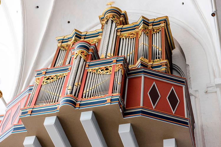 Svaleredeorgelet i Sct. Peders Kirke i Næstved er rekonstrueret i 2016 med et kabinet fra det oprindelige svaleredeorgel fra 1500-tallet og en nybygget del nedenfor. Det er på den nederste del, lågerne skal monteres. Foto: Nikolai Linares