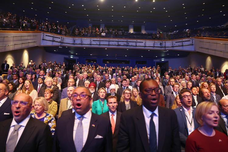 Premierminister Liz Truss på det konservative årsmøde med finansminister Kwasi Kwarteng, udenrigsminister James Cleverly og tidligere finansminister Nadhim Zahawi. Foto: Hannah Mckay/Ritzau Scanpix