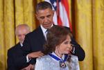USA's tidligere præsident Barack Obama overrækker friheds-medalje til countrysanger Loretta Lynn i november 2013. Foto: Mandel Ngan/Ritzau Scanpix