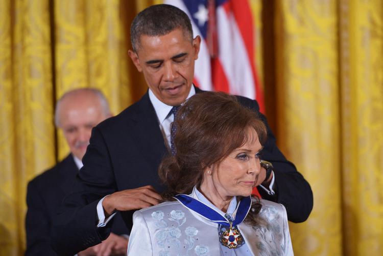 USA's tidligere præsident Barack Obama overrækker friheds-medalje til countrysanger Loretta Lynn i november 2013. Foto: Mandel Ngan/Ritzau Scanpix