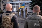 Ukrainske soldater rejser det ukrainske flag i byen Lyman, der for nylig blev befriet fra russisk besættelse.  Foto: Donetsk Regional Military-civil/Ritzau Scanpix