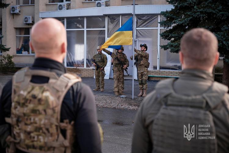 Ukrainske soldater rejser det ukrainske flag i byen Lyman, der for nylig blev befriet fra russisk besættelse.  Foto: Donetsk Regional Military-civil/Ritzau Scanpix