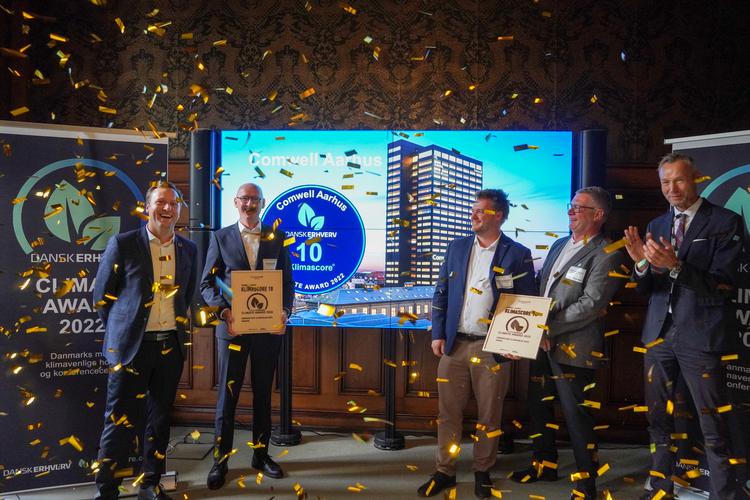 Der var konfetti luften, da Comwell Hotel i Aarhus blev kåret som årets mest klimavenlige hotel i Danmark. Foto: Dansk Erhverv 