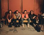 Det er fortsat Alex Turner, i stribet skjorte, der skriver sangene - og de altid veloplagte tekster i Arctic Monkeys, der er aktuelle med deres syvende album. Foto: Zachary Michael 