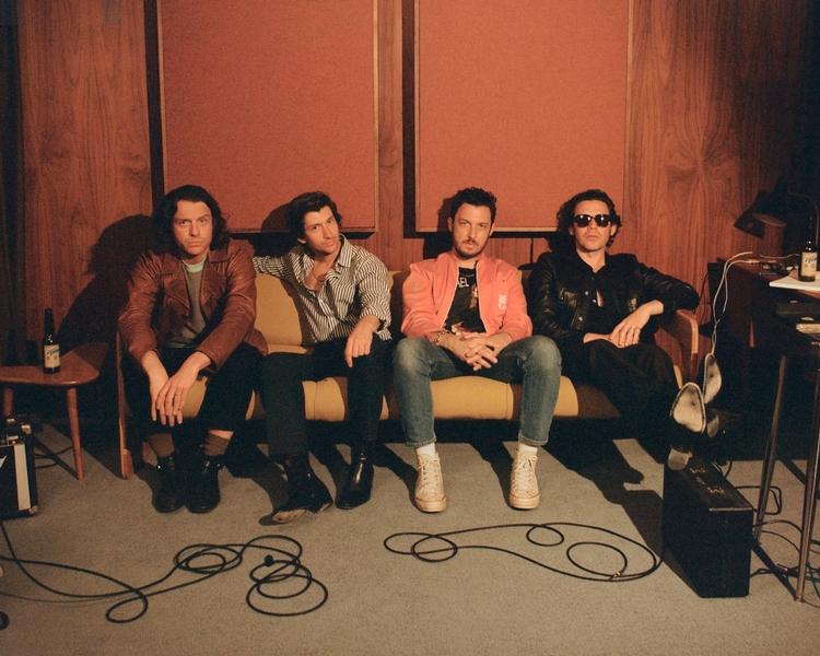 Det er fortsat Alex Turner, i stribet skjorte, der skriver sangene - og de altid veloplagte tekster i Arctic Monkeys, der er aktuelle med deres syvende album. Foto: Zachary Michael 