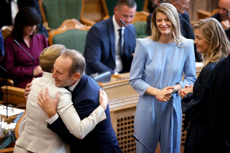 Jo, titte til hinanden, men regeringssamarbejde bliver det ikke til mellem Mette Frederiksen og regeringsdræberen Sofie Carsten Nielsen. Foto: Jens Dresling