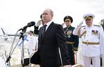 Putin ses her sammen med Andrej Kartapolov (i mørk uniform), der nu advarer regimet mod de mange løgne, det fylder borgerne med. Arkivfoto fra 2017. Foto: Alexei Nikolsky/Ritzau Scanpix