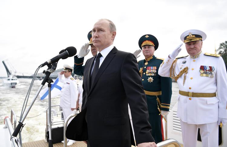 Putin ses her sammen med Andrej Kartapolov (i mørk uniform), der nu advarer regimet mod de mange løgne, det fylder borgerne med. Arkivfoto fra 2017. Foto: Alexei Nikolsky/Ritzau Scanpix