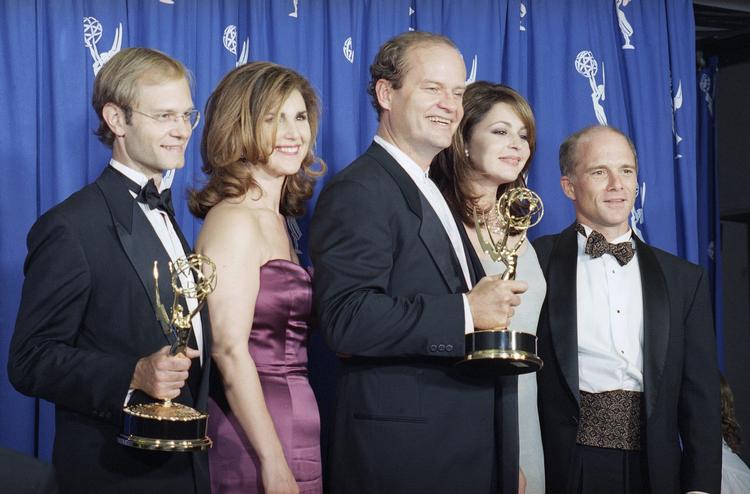 Den oprindelige rollebesætning i 'Frasier'. Fra venstre ses David Hyde Pierce, Jane Leeves, Kelsey Grammer, Peri Gilpin og Dan Butter. Fotografiet er fra 1995, hvor 'Fraiser' vandt fem Emmys, blandt andet for bedste komedieserie. 
 Foto: Reed Saxon/Ritzau Scanpix