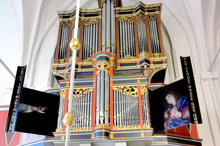 Svaleredeorglet i Sct. Peders Kirke i Næstved fotograferet for over et år siden af Thomas Kluge under en prøveophængning af orgellågerne. Det er før der kom guldkanter på dem.  Foto: Thomas Kluge