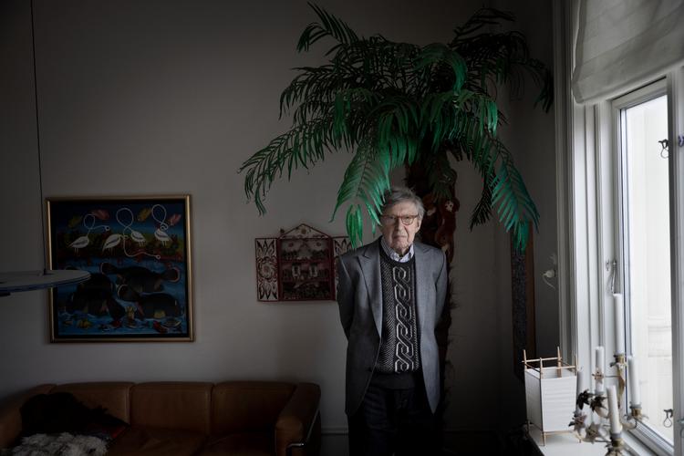 Psykolog Peter Elsass undersøgte både de lyse og mørke sider af menneskelivet og gav junglen plads i et hjørne af stuen. Foto: Mads Nissen/POLITIKEN