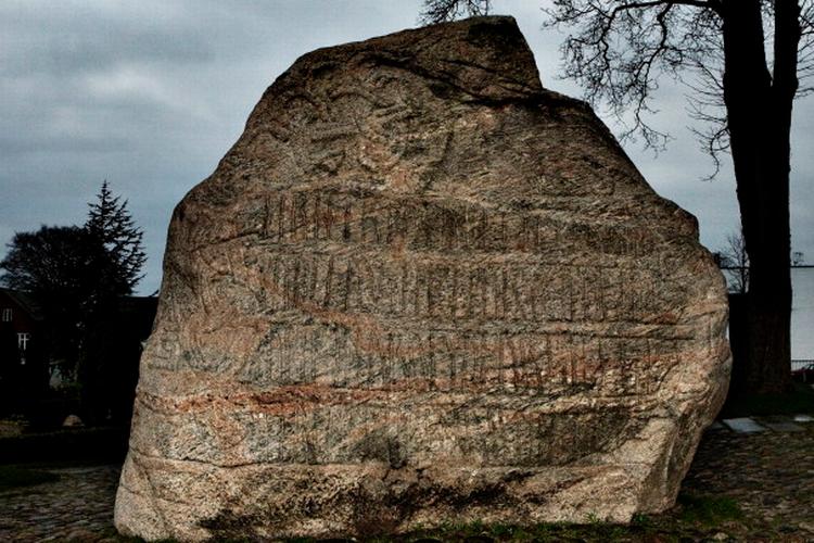 Jellingstenene er vigtig danmarkshistorie, som snart er lukket land for landets studerende. Foto: Tobias Selnæs Markussen