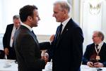 Den franske præsident Macron hilser hjerteligt på den norske statsminister Gahr Støre Foto: Ludovic Marin/Ritzau Scanpix