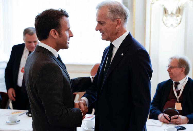 Den franske præsident Macron hilser hjerteligt på den norske statsminister Gahr Støre Foto: Ludovic Marin/Ritzau Scanpix