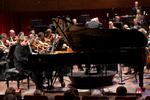 Den franske pianist Pierre-Laurent Aimard blev bakket op af Det Kongelige Kapel, da han fredag kvitterede for Sonnings Musikpris i Koncerthuset. Foto: Hannah Aurora Almstrup
