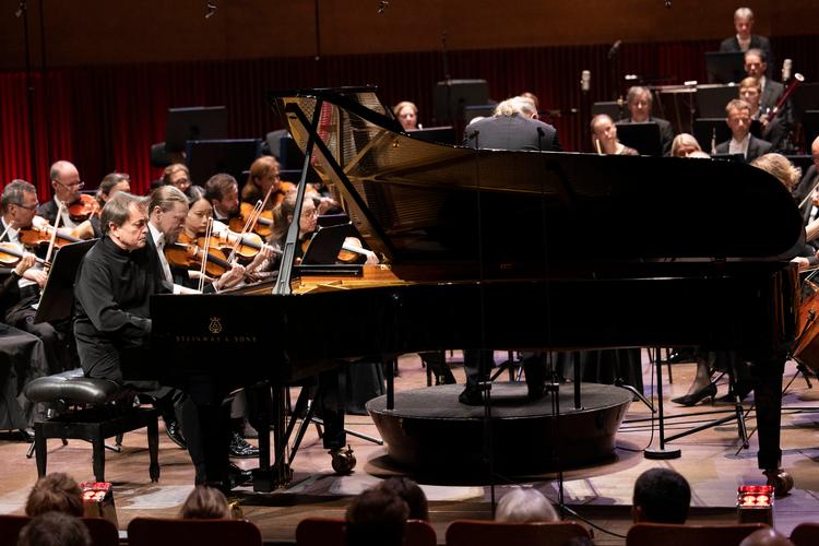 Den franske pianist Pierre-Laurent Aimard blev bakket op af Det Kongelige Kapel, da han fredag kvitterede for Sonnings Musikpris i Koncerthuset. Foto: Hannah Aurora Almstrup