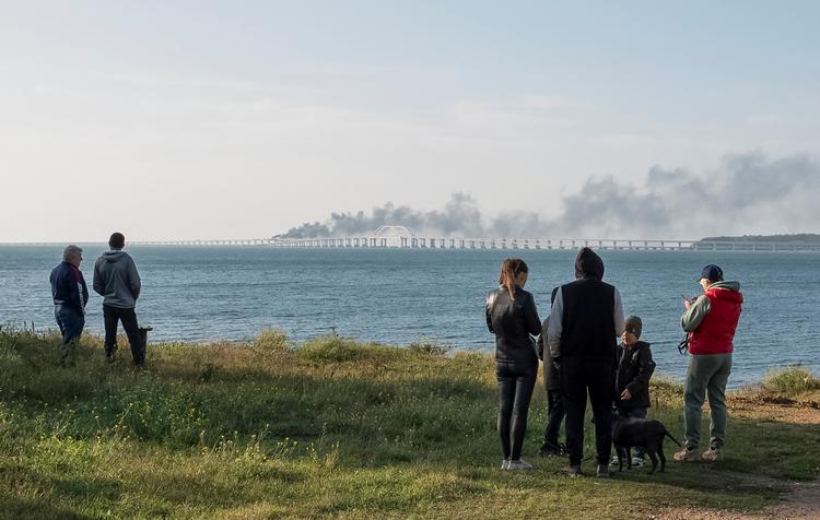 Borgere ser ud mod røgen fra broen mellem Krim-halvøen og Rusland. Foto: Stringer/Ritzau Scanpix