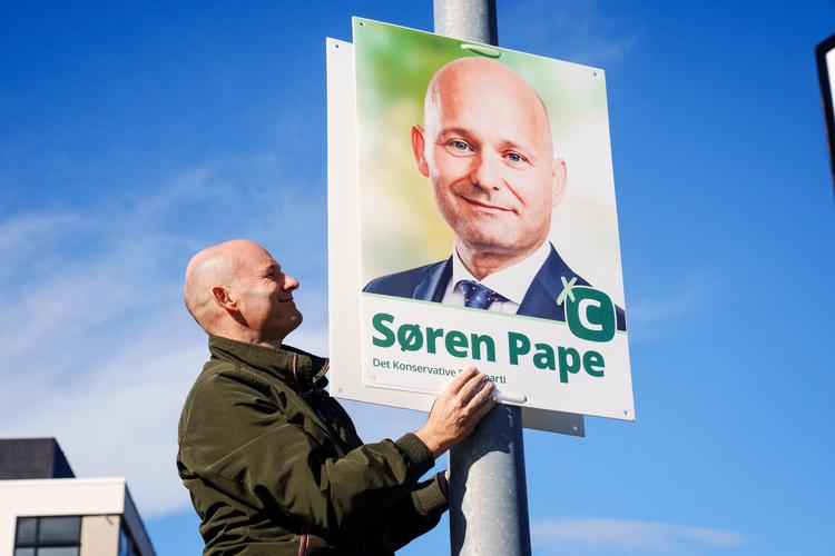 Søren Pape Poulsen hang valgplakater op i Viborg lørdag, mens kritikken af hans udtalelser om Grønland tog til. Foto: Bo Amstrup/Ritzau Scanpix