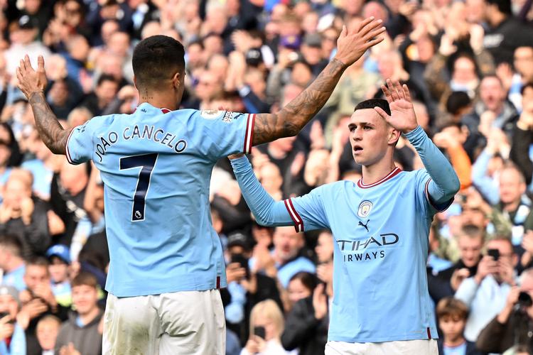 Første halvlegs to Manchester City-målscorere, João Cancelo og Phil Foden, jubler under lørdagens opgør mod Southampton i Premier League. Foto: Oli Scarff/Ritzau Scanpix
