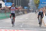 Tadej Pogacar jubler som sikker vinder af Il Lombardia foran spanieren Enric ;Mas. Foto: LaPresse. 