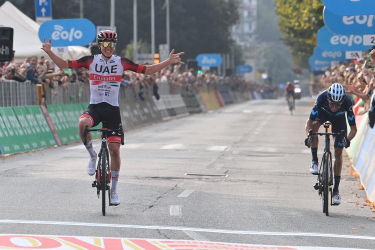 Tadej Pogacar jubler som sikker vinder af Il Lombardia foran spanieren Enric ;Mas. Foto: LaPresse. 