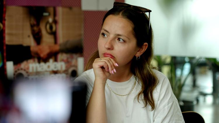 Værten på Detektor, Adina Ren, har et bid som en buldog og slipper ikke sit bytte, før hun har fået svar. 