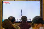 Nordkoreas missilaffyringer følges på tv-skærm på en togstation i Seoul. Foto: Anthony Wallace/Ritzau Scanpix