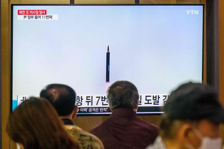 Nordkoreas missilaffyringer følges på tv-skærm på en togstation i Seoul. Foto: Anthony Wallace/Ritzau Scanpix