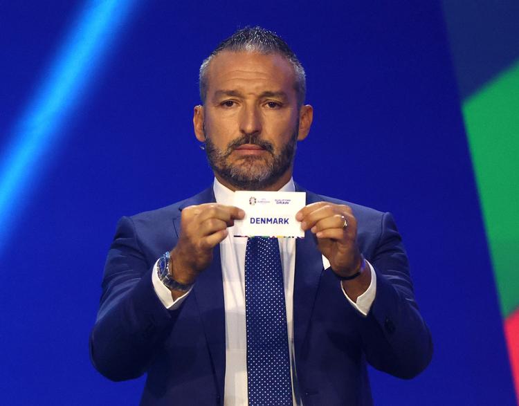  Den italienske verdensmester fra 2006, Gianluca Zambrotta, var med til at sikre Danmark en fornuftig EM-lodtrækning. Foto: Kai Pfaffenbach/Ritzau Scanpix