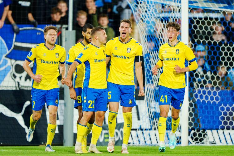     Brøndby's spillere jubler, efter Andreas Maxsø har scoret til  1-0 på straffespark. Det var indledningen til en meget underholdende kamp i Randers. Foto: Bo Amstrup/Ritzau Scanpix