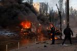 Redningsfolk er i aktion efter mandagens angreb på Kyiv. Foto: Valentyn Ogirenko/Ritzau Scanpix