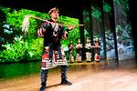 Den traditionelle bueskyttedans er en del af showet i museets Hal for Kulturel Udveksling. Foto: Foundation for Ainu Culture