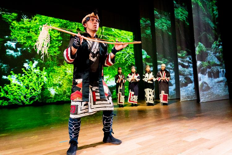 Den traditionelle bueskyttedans er en del af showet i museets Hal for Kulturel Udveksling. Foto: Foundation for Ainu Culture