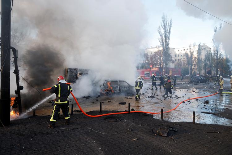 Redningsarbejdere er i gang efter det russiske angreb på Kyiv. Foto: Valentyn Ogirenko/Ritzau Scanpix