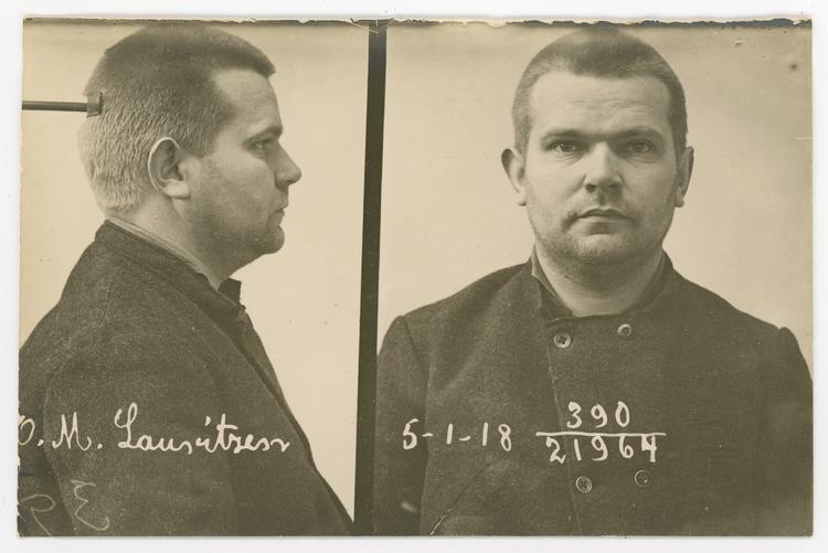 Marryat Lauritzen fotograferet ved indsættelsen i Vridsløselille Statsfængsel i 1918. Mærkaten er et selvportræt. Foto: Rigsarkivet. 