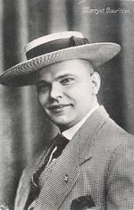 PR-foto af den muntre komiker og visesanger som 30-årig i 1914. To små hæfter indeholdt flere af hans vitser. Fotos: Erhvervsarkivets samling af portrætter. Rigsarkivet.

  