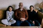 »Jeg forstår ikke, hvordan priserne kan gå amok her hos os på grund af en krig i Ukraine«, siger Mohammed Bouchefra, her sammen med sine døtre, Safia 7 år (tv) og 10 årige Rita.    Foto: Anders Holst Pedersen