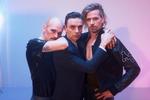 I Hugorm flankeres Simon Kvamm af trommeslageren Arni Bergmann Johannsson og multiinstrumentalisten Morten Gorm (tv).. 