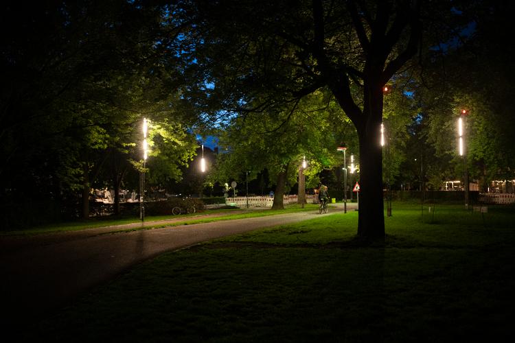 Det er endnu ikke endeligt bestemt, i hvilke parker lyset skal slukkes fra midnat til kl. fem om morgenen. Men her ses et billede fra Nørrebroparken, hvor lyset bruges til at lyse cykelstien op. Foto: Andreas Merrald (arkiv)
